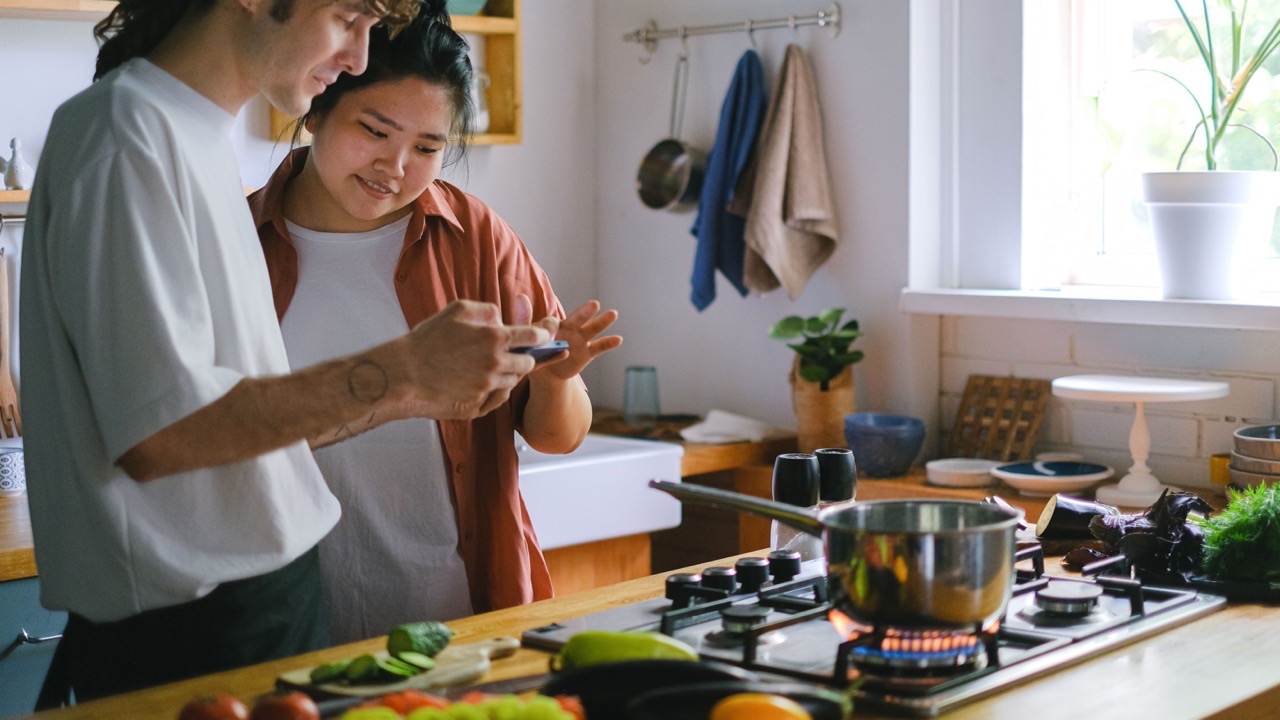 The Kitchen Use Case for a MagSafe Phone Stand Nobody Talks About